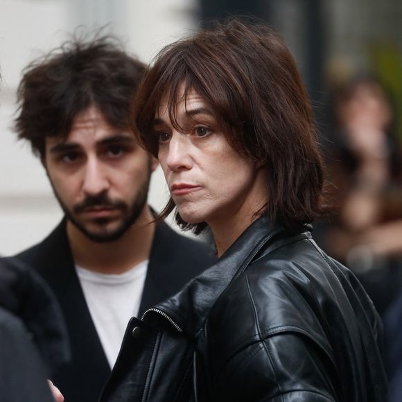 Mais plus d'un an plus tard rien ne va plus

Charlotte Gainsbourg et son fils Ben Attal lors de la cérémonie de dévoilement de la plaque "Maison des Illustres" de la Maison Gainsbourg à Paris, France, le 2 avril 2024. © Christophe Clovis/Bestimage