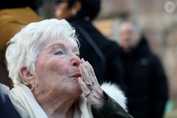 Line Renaud, 97 ans, a inauguré un jardin public qui porte son nom, à Lille, France, le mercredi 17 décembre 2025. © Claude Dubourg/Bestimage