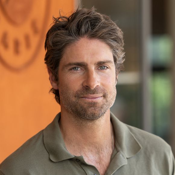 Tom Leeb est à l’affiche de la nouvelle série "L’or bleu" sur France 2.

Tom Leeb au village lors des Internationaux de France de Tennis de Roland Garros. Paris. Photo par Moreau / Jacovides / Bestimage