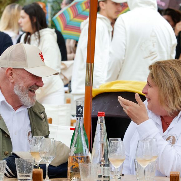 les Chefs à Saint-Tropez fêtent les producteurs 2025 - Les Chefs et les producteurs se retrouvent sur la place des Lices à Saint-Tropez, le 4 mai 2025. Les chefs Philippe Etchebest et Stéphanie Le Quellec. ©Jean-Marc Lhomer / Bestimage.