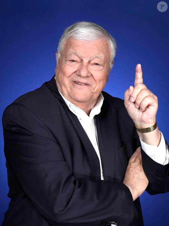 ... "et mon beau-père (Maurice Bessy NDLR), un journaliste de cinéma très connu, qui a terminé comme directeur du Festival de Cannes."

L'animateur Fabrice ( Franois Simon-Bessy) pose lors d'une séance photo à Paris, France, mai 2023. Photo par VIM/ABACAPRESS.COM