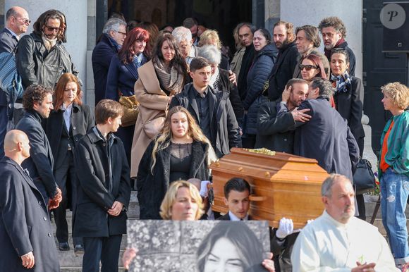 Les obsèques de l’actrice belge ont eu lieu au cimetière du Père-Lachaise ce 26 mars

Maël Ferracci, Milla Savarese, la fille de la défunte, Enzo Ferracci et le veuf Michel Ferracci à la sortie des obsèques d'Emilie Dequenne au cimetière Père Lachaise à Paris, France, le 26 mars 2025. © Cyril Moreau/Bestimage