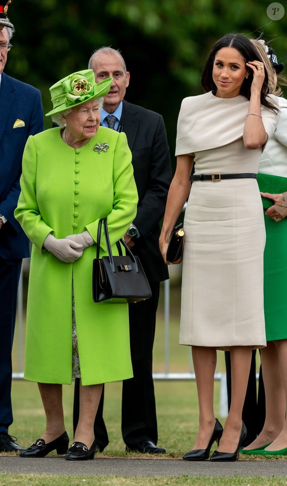 "Soudain, la reine est arrivée et a dit : 'Meghan, dans cette famille, nous ne parlons pas aux gens comme ça", a confié l'initié. De nouvelles révélations qui entachent davantage la duchesse de Sussex...

Meghan Markle, duchesse de Sussex, effectue son premier déplacement officiel avec la reine Elisabeth II d'Angleterre, lors de la visite du Catalyst Museum à Widnes. Le 14 juin 2018 (AGENCE / BESTIMAGE).