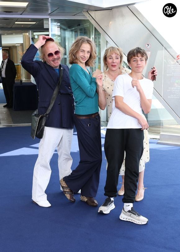 Philippe Katerine, Julie Depardieu et leurs enfants Billy et Alfred - Photocall de 'Les derniers jours de Charles Baudelaire' lors de la 65eme édition du Festival TV De Monte Carlo le 14 Juin 2026 © Denis Guignebourg /Bestimage