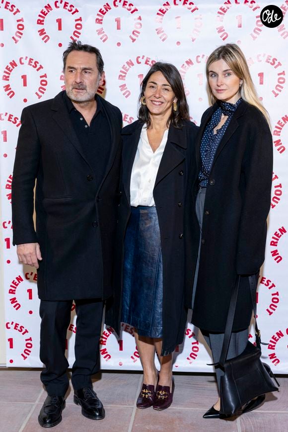 Gilles Lellouche, Cécile Duffau (fondatrice de l'association Un rien c'est tout), Alizée Guinochet au photocall des invités au dîner de gala de l'association "Un rien c'est tout" au musée de l'armée aux Invalides à Paris le 7 mars 2024.©Bestimage