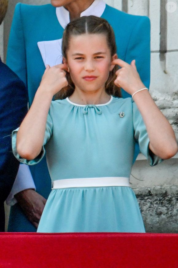 La princesse Charlotte de Galles s’est démarquée avec un détail particulièrement symbolique sur sa tenue :  une broche en diamants en forme de fer à cheval offerte par sa grand-mère.

La princesse Charlotte de Galles - Les membres de la famille royale britannique au balcon de Buckingham Palace lors de la cérémonie Trooping the Colour à Londres, le 14 juin 2025. Affecté par le crash du Boeing 787 Dreamliner à Ahmedabad du 12 juin, le souverain et les officiels porteront un brassard noir en hommage aux plus de 270 victimes. Bon nombre d'elles étaient des ressortissants britanniques.
© Backgrid / Bestimage