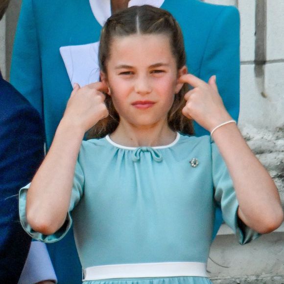 La princesse Charlotte de Galles s’est démarquée avec un détail particulièrement symbolique sur sa tenue :  une broche en diamants en forme de fer à cheval offerte par sa grand-mère.

La princesse Charlotte de Galles - Les membres de la famille royale britannique au balcon de Buckingham Palace lors de la cérémonie Trooping the Colour à Londres, le 14 juin 2025. Affecté par le crash du Boeing 787 Dreamliner à Ahmedabad du 12 juin, le souverain et les officiels porteront un brassard noir en hommage aux plus de 270 victimes. Bon nombre d'elles étaient des ressortissants britanniques.
© Backgrid / Bestimage
