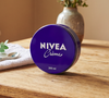 La célèbre crème Nivea bleue ne sert pas uniquement à hydrater la peau : elle peut aussi être détournée de plusieurs façons.

Visuel crème Nivea
