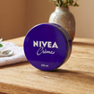 La crème Nivea bleue ne sert pas qu’à hydrater la peau : 5 utilisations méconnues de la célèbre boîte