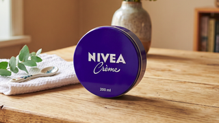 La crème Nivea bleue ne sert pas qu’à hydrater la peau : 5 utilisations méconnues de la célèbre boîte