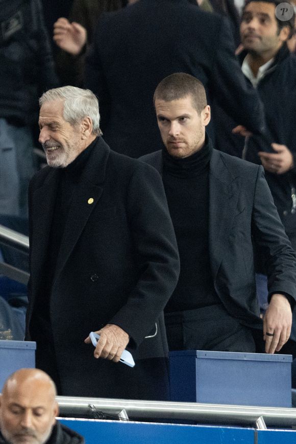 Alexandre Barrière et Jean-Claude Darmon - Célébrités dans les tribunes du match de Ligue des Champions entre le PSG contre le Bayern de Munich (1-2) au Parc des Princes à Paris le 4 novembre 2025. © Cyril Moreau/Bestimage