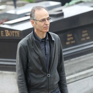 Jean-Jacques Goldman et Maxime Le Forestier lors des obsèques de Véronique Colucci au cimetière communal de Montrouge, le 12 avril 2018. @Agence / Bestimage