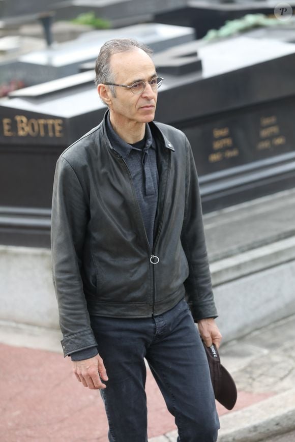 Jean-Jacques Goldman et Maxime Le Forestier lors des obsèques de Véronique Colucci au cimetière communal de Montrouge, le 12 avril 2018. @Agence / Bestimage