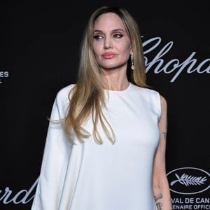 Angelina Jolie au photocall du gala Chopard lors du 78ème Festival International du Film de Cannes, au Carlton Beach à Cannes, France, le 17 mai 2025. © Olivier Borde/Bestimage
