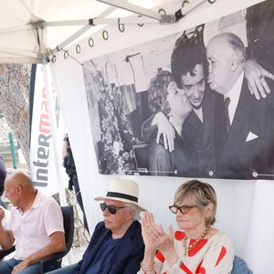 Exclusif - Michel Sardou remet le trophée au vainqueur - Michel Sardou rend hommage à son père en famille lors du premier trophée de pétanque "Fernand Sardou" à Bormes-les-Mimosas le 29 mai 2026. 

© Franz Chavaroche / Bestimage