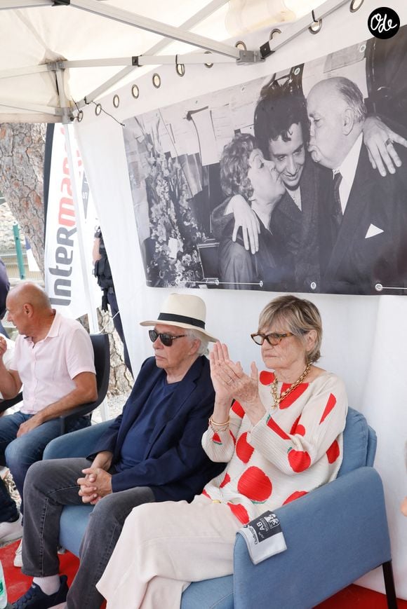 Exclusif - Michel Sardou remet le trophée au vainqueur - Michel Sardou rend hommage à son père en famille lors du premier trophée de pétanque "Fernand Sardou" à Bormes-les-Mimosas le 29 mai 2026. 

© Franz Chavaroche / Bestimage