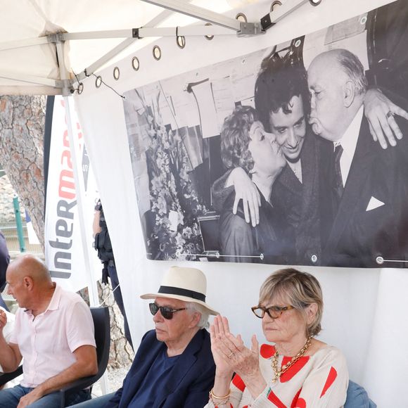 Exclusif - Michel Sardou remet le trophée au vainqueur - Michel Sardou rend hommage à son père en famille lors du premier trophée de pétanque "Fernand Sardou" à Bormes-les-Mimosas le 29 mai 2026. 

© Franz Chavaroche / Bestimage