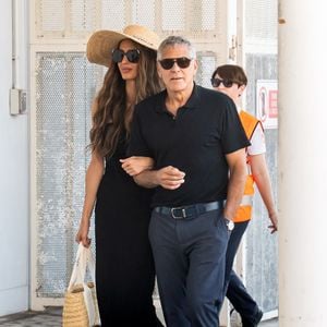 George Clooney et sa femme Amal arrivent à l'aéroport après une apparition remarquée au 82ème Festival du Film International de Venise (Mostra), Italie, le 29 août 2025. Bestimage