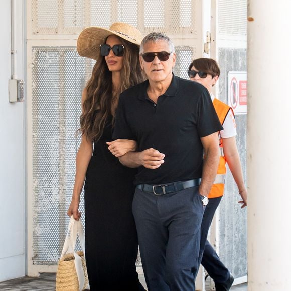 George Clooney et sa femme Amal arrivent à l'aéroport après une apparition remarquée au 82ème Festival du Film International de Venise (Mostra), Italie, le 29 août 2025. Bestimage