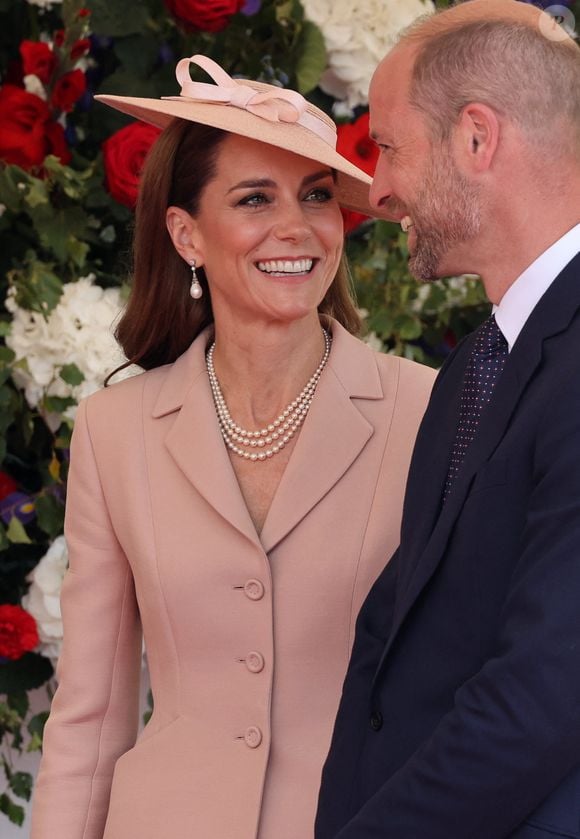 Le roi Charles III d'Angleterre, Camilla Parker Bowles, reine consort d'Angleterre, le prince William, prince de Galles, et Catherine (Kate) Middleton, princesse de Galles, accueillent le couple présidentiel français le président Emmanuel Macron et sa femme la Première Dame Brigitte Macron sur Datchet road à Windsor, Royaume Uni, le 8 juillet 2025.
© Dominique Jacovides/Bestimage