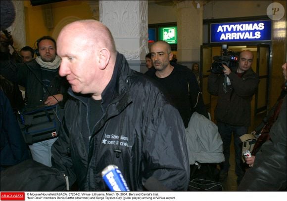 Selon un membre anonyme du groupe de rock, tous se sont entendus pour déclarer que Bertrand Cantat n'était pas un homme violent lors de son procès pour l'affaire Marie Trintignant.
Procès de Bertrand Cantat. Denis Barthe (batteur) et Serge Teyssot-Gay (guitariste), membres de Noir Desir, arrivent à l'aéroport de Vilnius. © Mousse/Hounsfield/ABACA