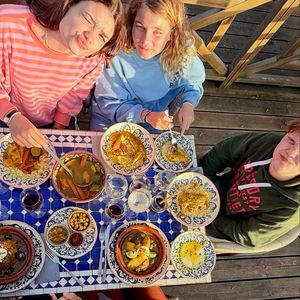 Au programme : grande tablée, apéro, barbecue, pétanque et lâcher-prise.

L'heure des vacances a sonné pour Élodie Gossuin, son mari Bertrand et leur quatre enfants