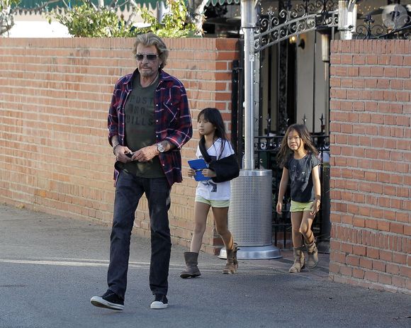 Johnny Hallyday avec sa femme Laeticia et leurs deux filles Jade et Joy sortent dîner à Santa Monica, CA, USA le 18 octobre 2013. Photo par Ramey Agency/ABACAPRESS.COM