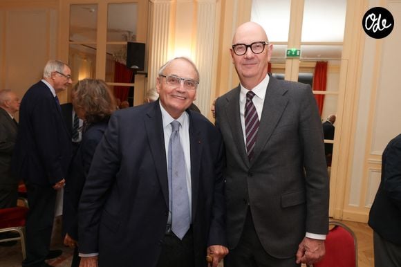 Parmi les personnalités présentes figuraient notamment Jean-Louis Bourlanges, Stephan Steinlein, Yamina Benguigui, Jean-Jacques Annaud, Michel de Rosen, Virginie Calmels et Christine Ockrent.

Exclusif - Jean-Louis Bourlanges - Roland Lescure, ministre de l'économie est l'invité du dîner de la Revue des Deux Mondes à la maison de l'Amérique Latine à Paris le 6 octobre 2026. © Jack Tribeca / Bestimage