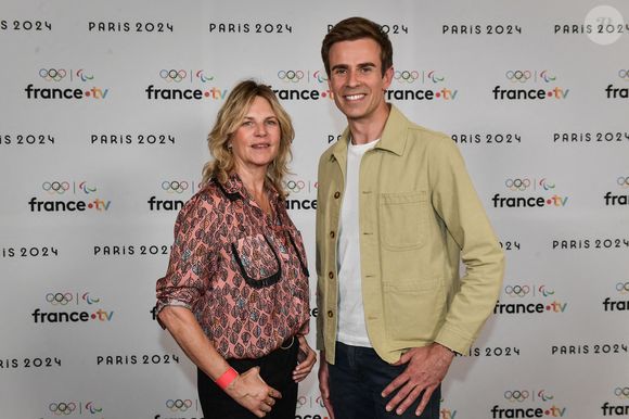Le journaliste français Jean-Baptiste Marteau pose pour un photocall à côté de l'écuyère Virginie Couperie-Eiffel avant la conférence de presse "Paris 2024" de France Télévision à Paris le 11 juin 2024. Photo Firas Abdullah/ABACAPRESS.COM
