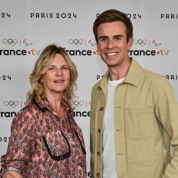 Le journaliste français Jean-Baptiste Marteau pose pour un photocall à côté de l'écuyère Virginie Couperie-Eiffel avant la conférence de presse "Paris 2024" de France Télévision à Paris le 11 juin 2024. Photo Firas Abdullah/ABACAPRESS.COM