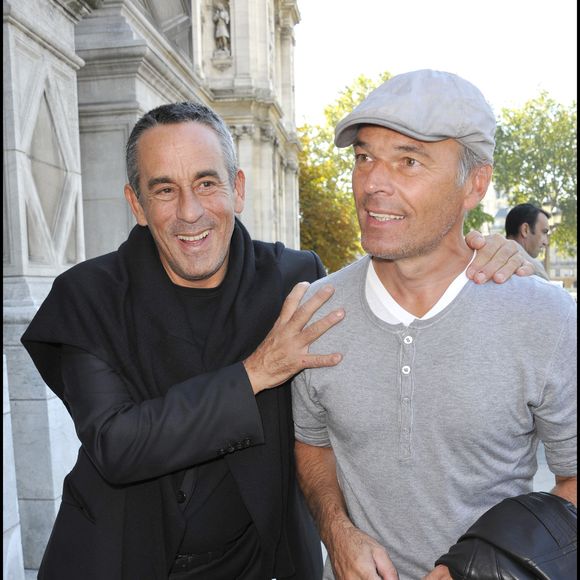 Ajoutant un cœur rouge et une photo de leur duo iconique.

Thierry Ardisson, Laurent Baffie - soirée exceptionnelle pour les associations Laurette Fugain et Grégory Lemarchal sur le parvis de l'hôtel de ville à Paris. 2010. Photographe : COADIC GUIREC / BESTIMAGE