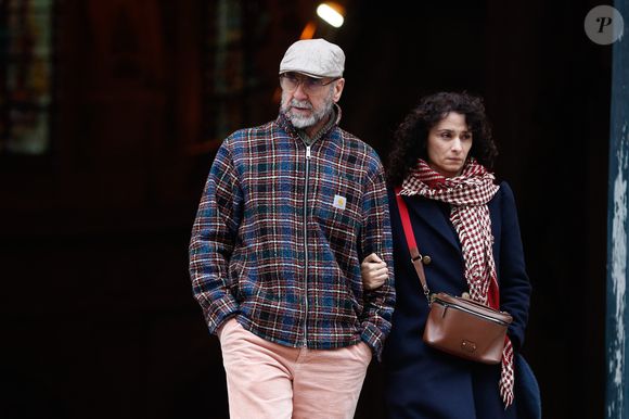 Éric Cantona et sa femme Rachida Brakni aux obsèques de Niels Arestrup à l'Église Saint-Roch à Paris, le 10 décembre 2024.

Photo : Christophe Clovis / Bestimage