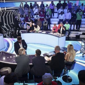 C'est la fin pour C8 ! 

Exclusif - Cyril Hanouna, sur le plateau de l’émission « TPMP » (Touche pas à mon poste) présentée par C.Hanouna et diffusée en direct sur C8, Paris, France. © Jack Tribeca / Bestimage