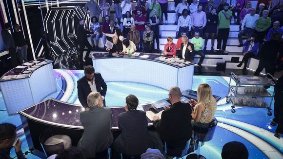 Mais au fait, pourquoi la chaîne C8 va t-elle disparaître ?