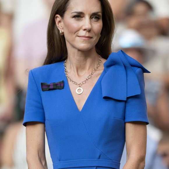 Lors de la finale masculine de Wimbledon, l’arrivée du prince William, de la princesse Kate et de leurs enfants dans la loge royale a suscité une vive attention. 

La princesse Catherine (Catherine "Kate" Middleton, princesse de Galles), la princesse Charlotte (la princesse Charlotte de Galles), finale masculine du tournoi de Wimbledon, 14e jour à Wimbledon, Grande-Bretagne. (DANA-No : 02629435) – Dana Press / Bestimage.