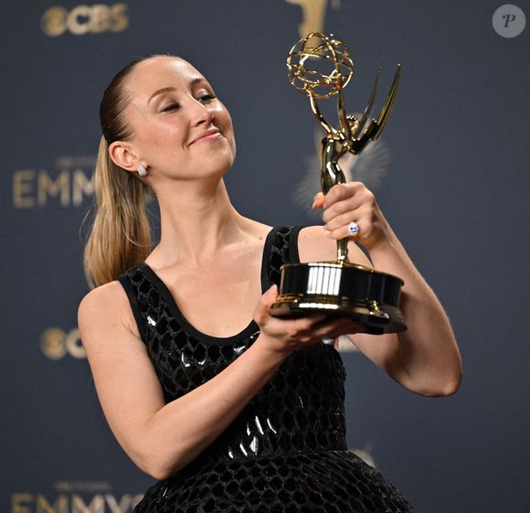 Erin Doherty tient l'Emmy de la meilleure actrice dans un second rôle dans une série ou un film d'anthologie pour " Adolescence ", dans les coulisses de la 77e cérémonie annuelle des Primetime Emmy Awards au Peacock Theater à Los Angeles, le dimanche 14 septembre 2025. Photo by Chris Chew/UPI/ABACAPRESS.COM
