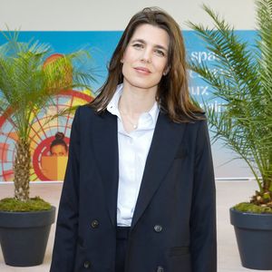 qui a fondé "Les Rencontres philosophiques de Monaco", le "Prix Philosophie" et créé Les Rendez-vous littéraires rue Cambon avec la marque Chanel dont elle est l'ambassadrice.

Charlotte Casiraghi - Ouverture du Festival du Livre de Paris 2025 au Grand Palais à Paris le 10 avril 2025 © Marc Ausset-Lacroix/Bestimage