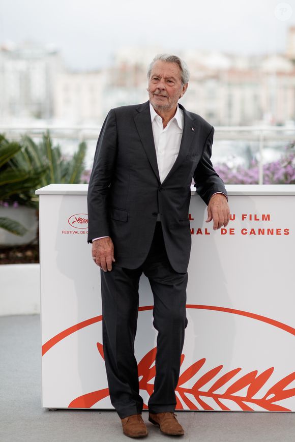 Photocall de la Palme d’or d’honneur à Alain Delon lors du 72ème Festival International du film de Cannes. Le 19 mai 2019 © Jacovides-Moreau / Bestimage