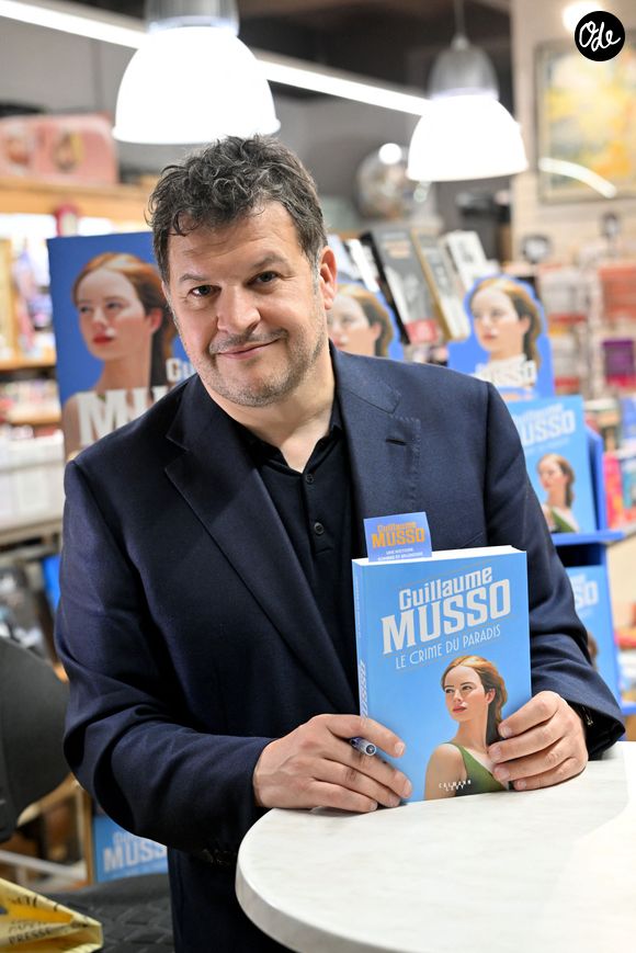 Malgré l'amour de ce premier métier, il s'est finalement mis en disponibilité afin de se consacrer à 100% à la littérature... 

Guillaume Musso dédicace son nouveau livre, Le crime du Paradis, à la librairie La Joie de Lire, à Antibes, sa ville natale, le 3 février 2026. Crédit Bruno Bebert / Bestimage