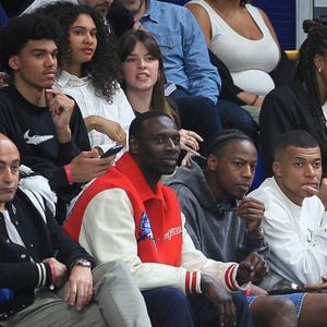 L'acteur a été vu à de nombreuses reprises à des matchs de baskets 

Omar Sy, Brice Tchaga et Kylian Mbappé assistent au match de basket entre les metropolitans 92 vs paris basketball au gymnase Marcel-Cerdan de Levallois le 16 mai 2023. / Jonathan Rebboah / Panoramic / Bestimage