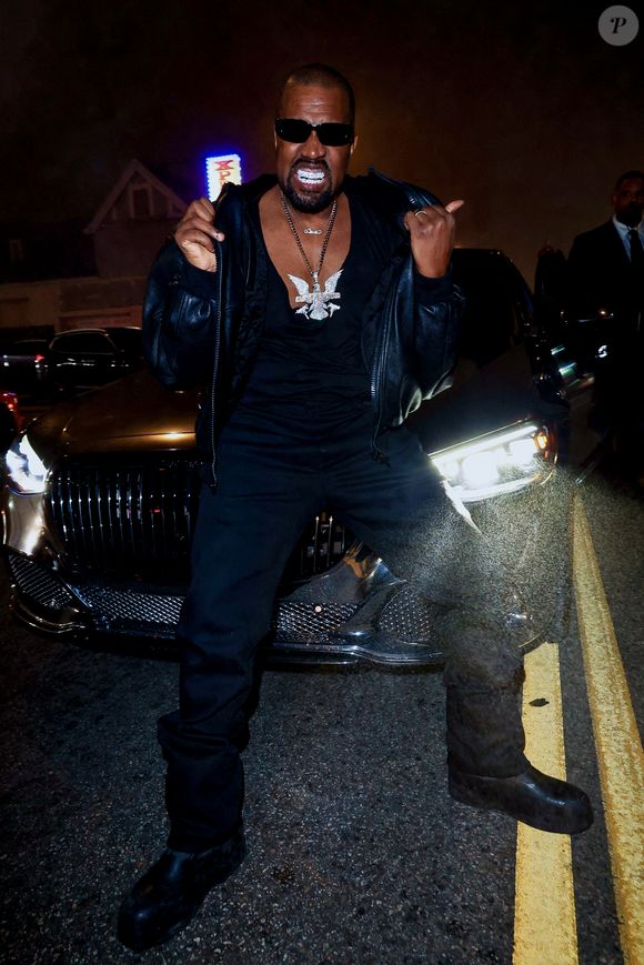 Exclusif - Kanye West lors d'une séance photo improvisée dans la rue avec sa nouvelle Mercedes Maybach à la sortie d'une after-party des Grammys à Los Angeles, le 3 février 2025 © Backgrid USA / Bestimage