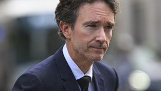Antoine et Delphine Arnault aux côtés de la famille Gallienne pour l’ultime voyage d’un membre du clan