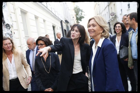 Valérie Pécresse, présidente du conseil régional d'Ile de France, Charlotte Gainsbourg lors de l'inauguration de la Maison Gainsbourg, rue de Verneuil à Paris le 14 septembre 2023. La maison ouvrira ses portes au public à partir du 20 septembre 2023.

© Alain Guizard / Bestimage