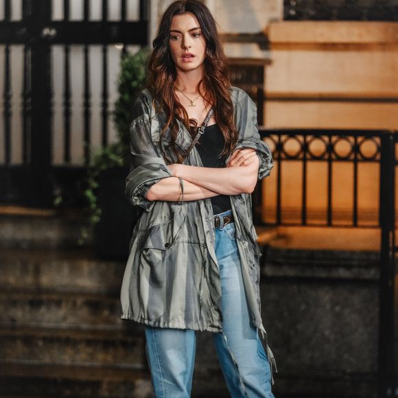 Anne Hathaway sur le tournage de DWP 2 (Le diable s'habille en Prada 2) à New York le 14 août 2025. © STARMAX / BESTIMAGE
