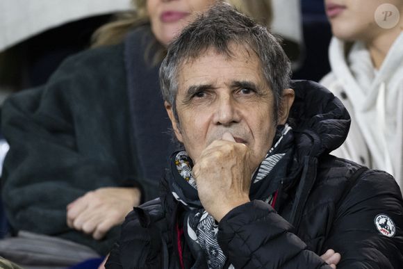 Julien Clerc - People dans les tribunes lors du match de ligue des champions entre le PSG et l'AC Milan au Parc des Princes à Paris le 25 octobre 2023. Photo par Cyril Moreau/Bestimage