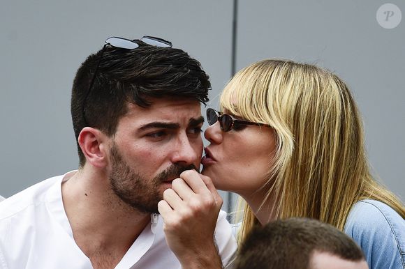 Mais voilà que la comédienne de 40 ans a annoncé lors d'une interview pour nos confrères de "Gala" qu'elle était désormais célibataire. 
Joy Esther et son compagnon Andréa Condorelli dans les tribunes lors des internationaux de tennis de Roland Garros à Paris, France, le 4 juin 2019. © Jean-Baptiste Autissier/Panoramic/Bestimage