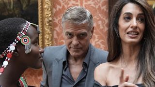 Un peu trop à l'aise ? La dernière visite de George Clooney avec Amal chez Charles III fait parler et elle ne plaît pas à tout le monde