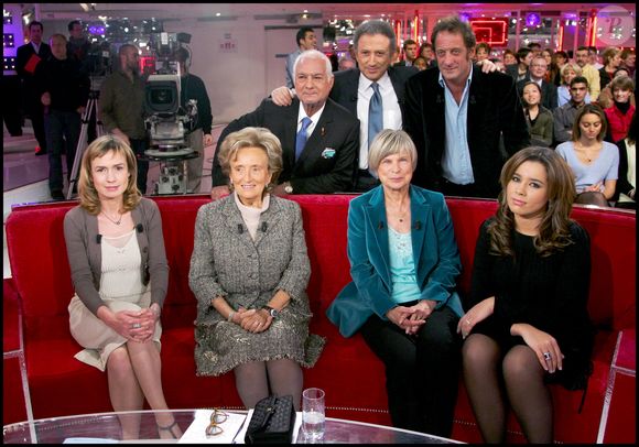 Vincent Lindon a donc été très proche du clan Chirac et c'est toujours le cas

Bernadette Chirac avec Jean-Claude Brialy, Michel Drucker, Vincent Lindon, Sandrine Bonnaire, Véronique Poivre d'Arvor et Chimène Badi. Enregistrement de "Vivement dimanche" le 7 février 2007 
© Guillaume Gaffiot/Bestimage