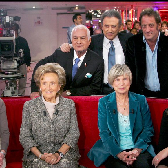 Vincent Lindon a donc été très proche du clan Chirac et c'est toujours le cas

Bernadette Chirac avec Jean-Claude Brialy, Michel Drucker, Vincent Lindon, Sandrine Bonnaire, Véronique Poivre d'Arvor et Chimène Badi. Enregistrement de "Vivement dimanche" le 7 février 2007 
© Guillaume Gaffiot/Bestimage