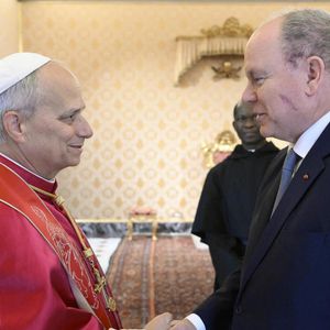 Le pape Léon XIV reçoit le prince Albert II de Monaco en audience pour parler de la paix, l'environnement et l'aide humanitaire, au palais apostolique au Vatican, le 17 janvier 2026. © Zuma Press/Bestimage
